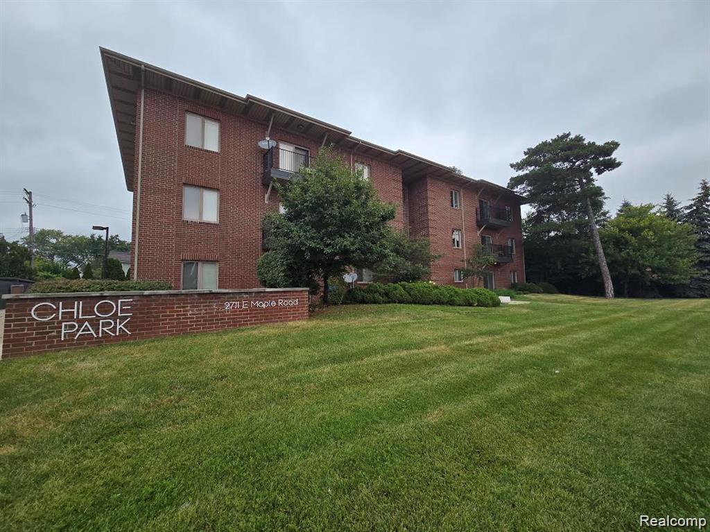 2725 E MAPLE Road