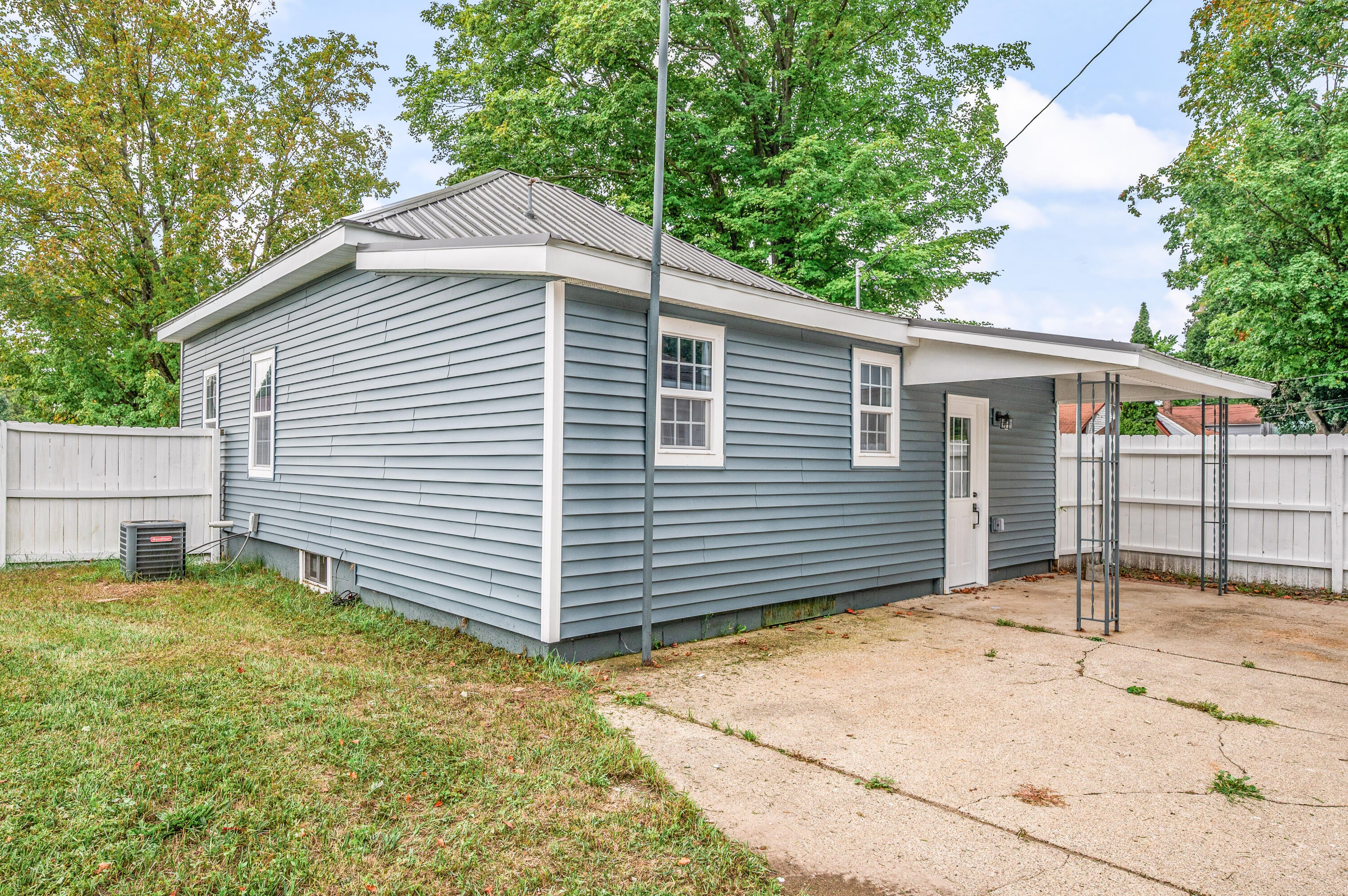 301 E Angel Avenue