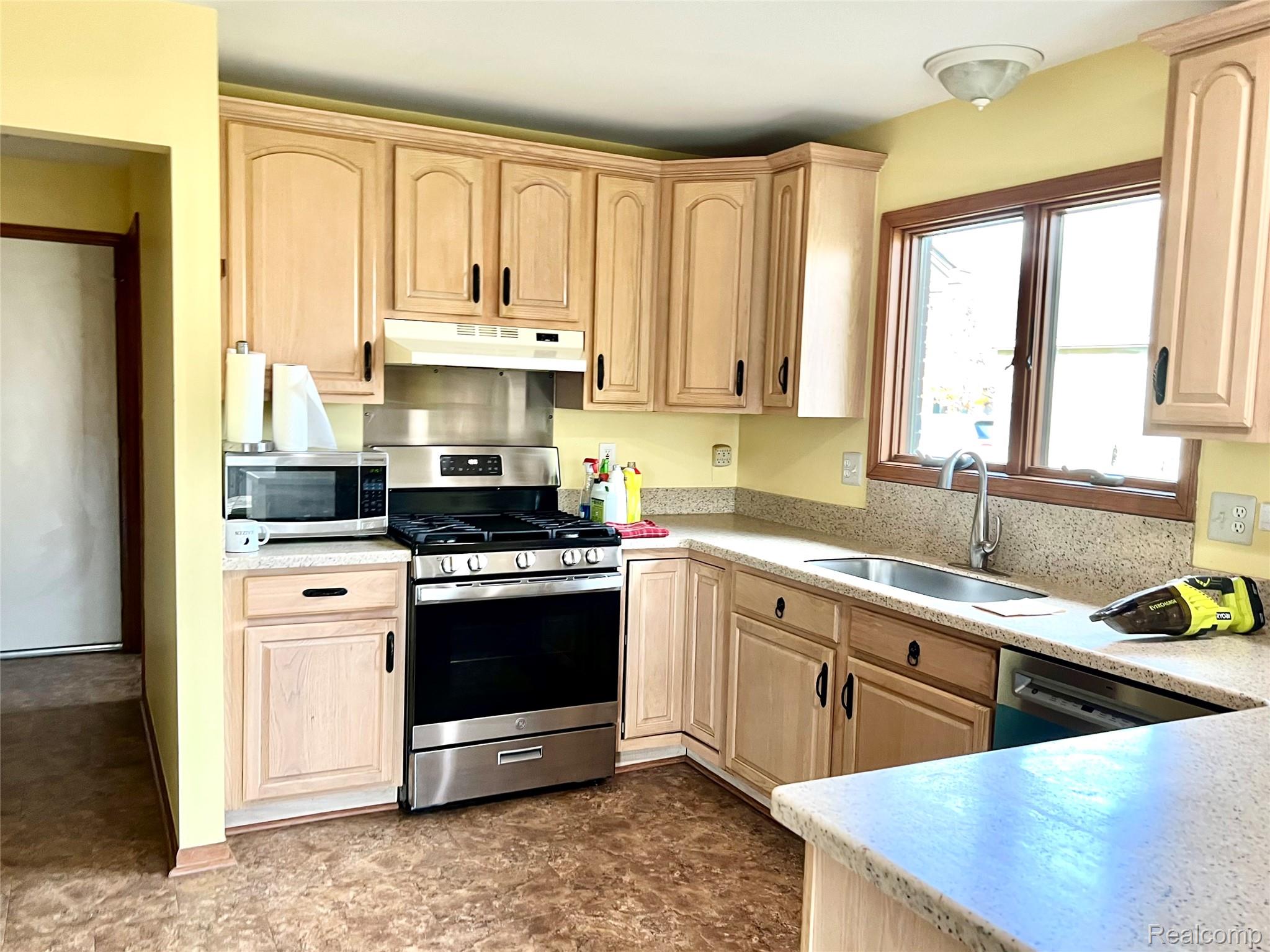 39852 Southpointe Avenue