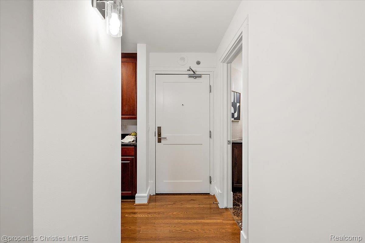 411 S Old Woodward Avenue 821