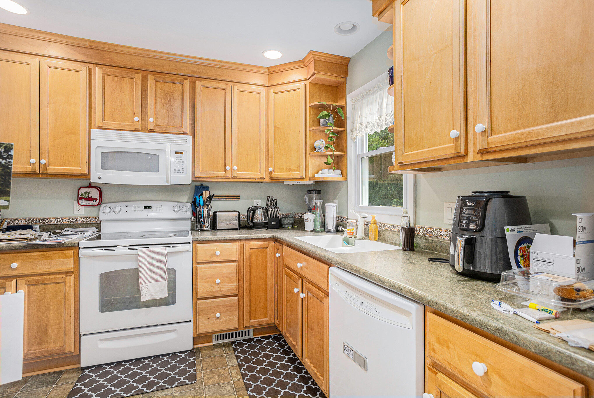 Portage City, Michigan 49024, United States, 3 Bedrooms Bedrooms, ,3 BathroomsBathrooms,Residential,Active,194338