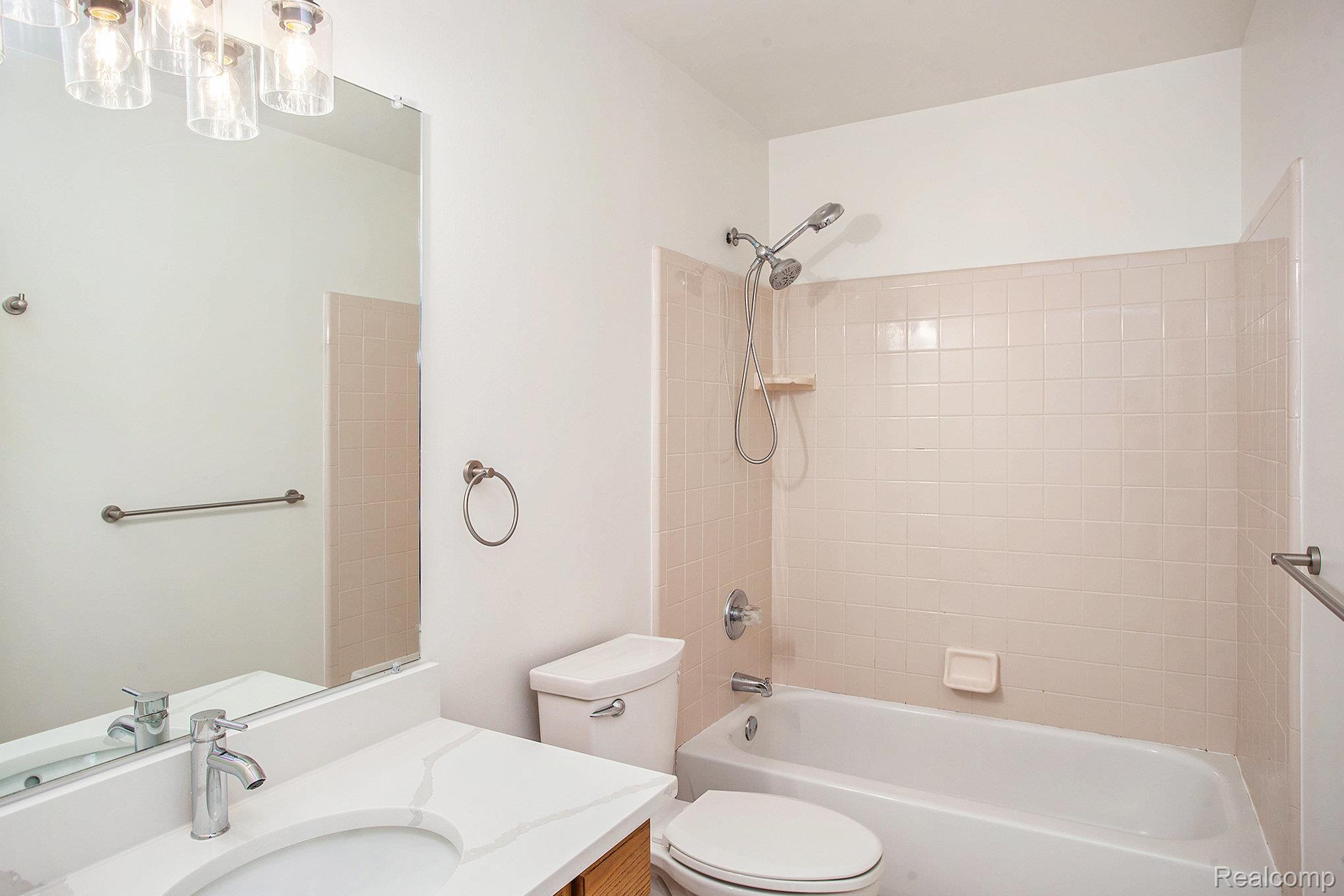 Lake Orion Village, Michigan 48360, United States, 4 Bedrooms Bedrooms, ,3 BathroomsBathrooms,Residential,Coming Soon,177610