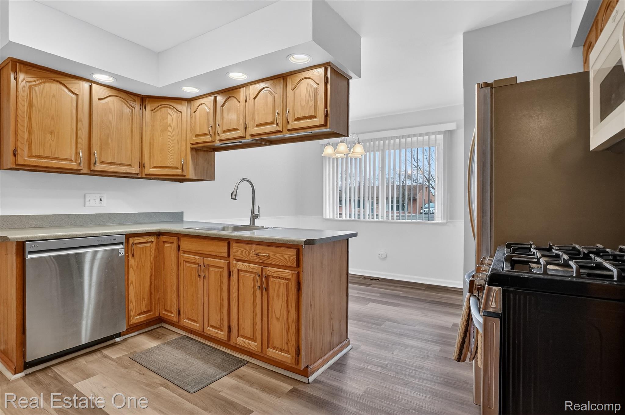 8232 Hillcrest Boulevard