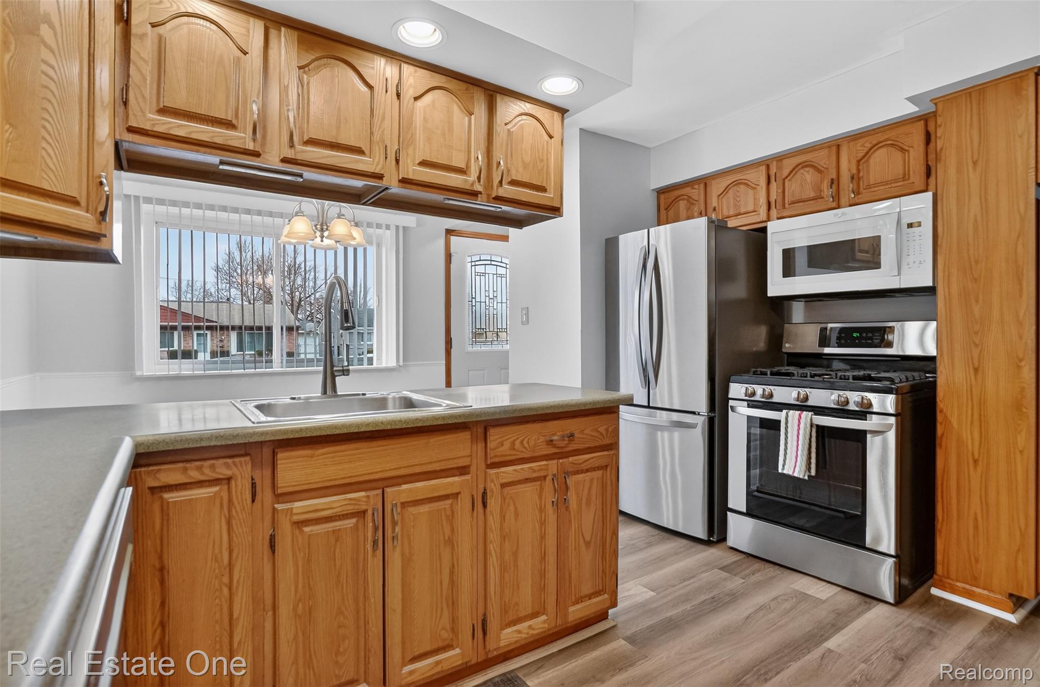 8232 Hillcrest Boulevard