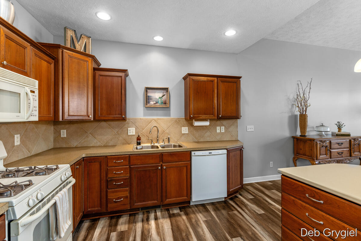 8308 Ridgestone Drive SW