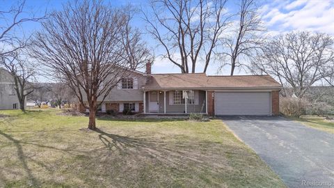 Photo of 3606 Hi Lure Drive, Orion Charter Township, MI 48360 (MLS # 20261018031)