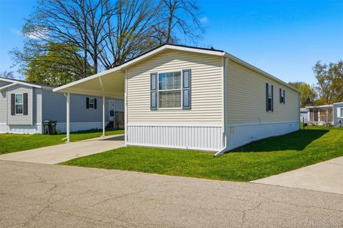 Photo of 440 Flamingo Street, Rochester Hills City, MI 48309 (MLS # 20261029088)