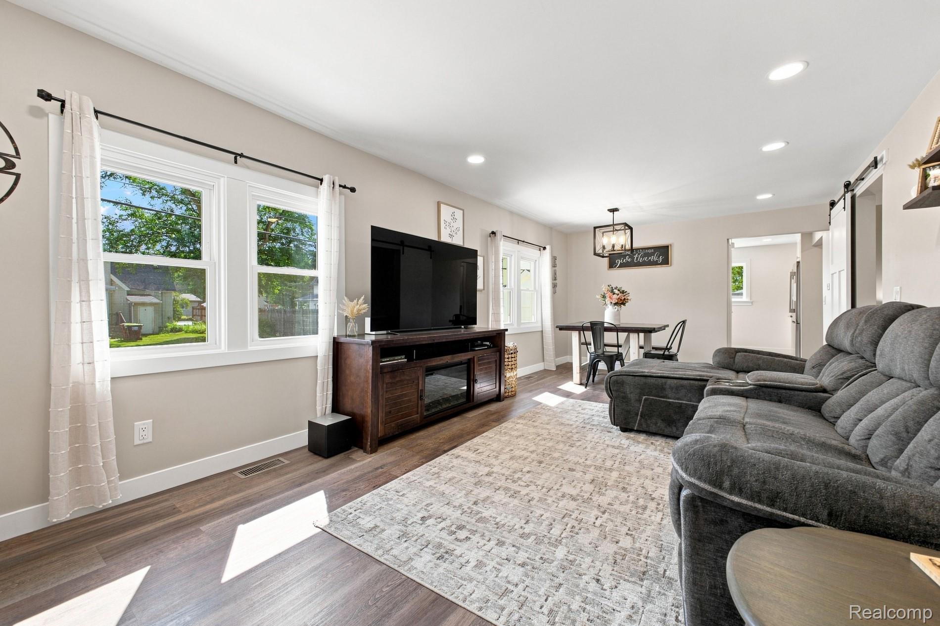 33 W Wabash Avenue