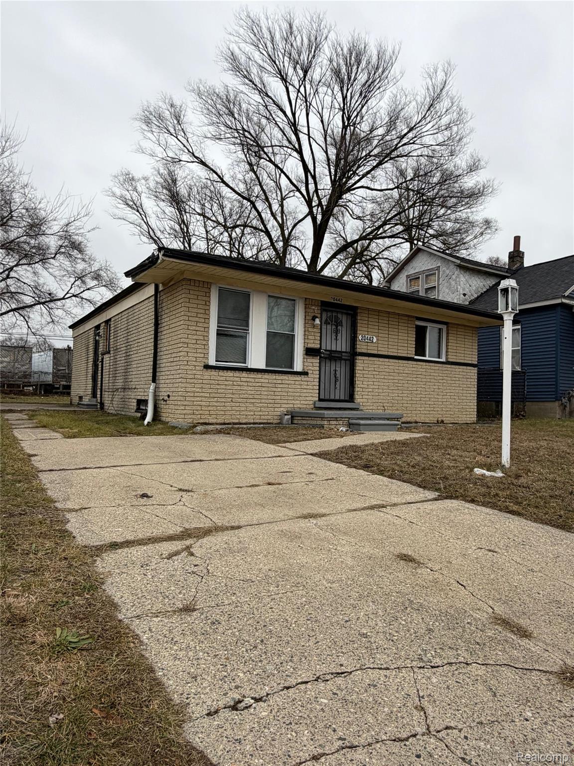 20442 Greenlawn Street