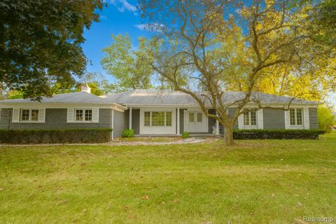 Photo of 429 Bella Vista Drive, Grand Blanc City, MI 48439 (MLS # 20251042522)