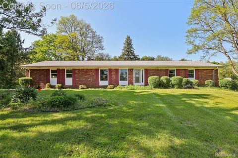 Photo of 8701 Heatherset Drive, Brighton Township, MI 48114 (MLS # 20261038866)