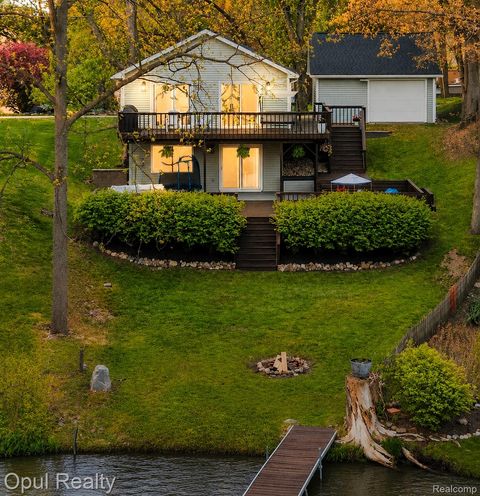 4395 Navarra Avenue White Lake Charter Township MI 48383