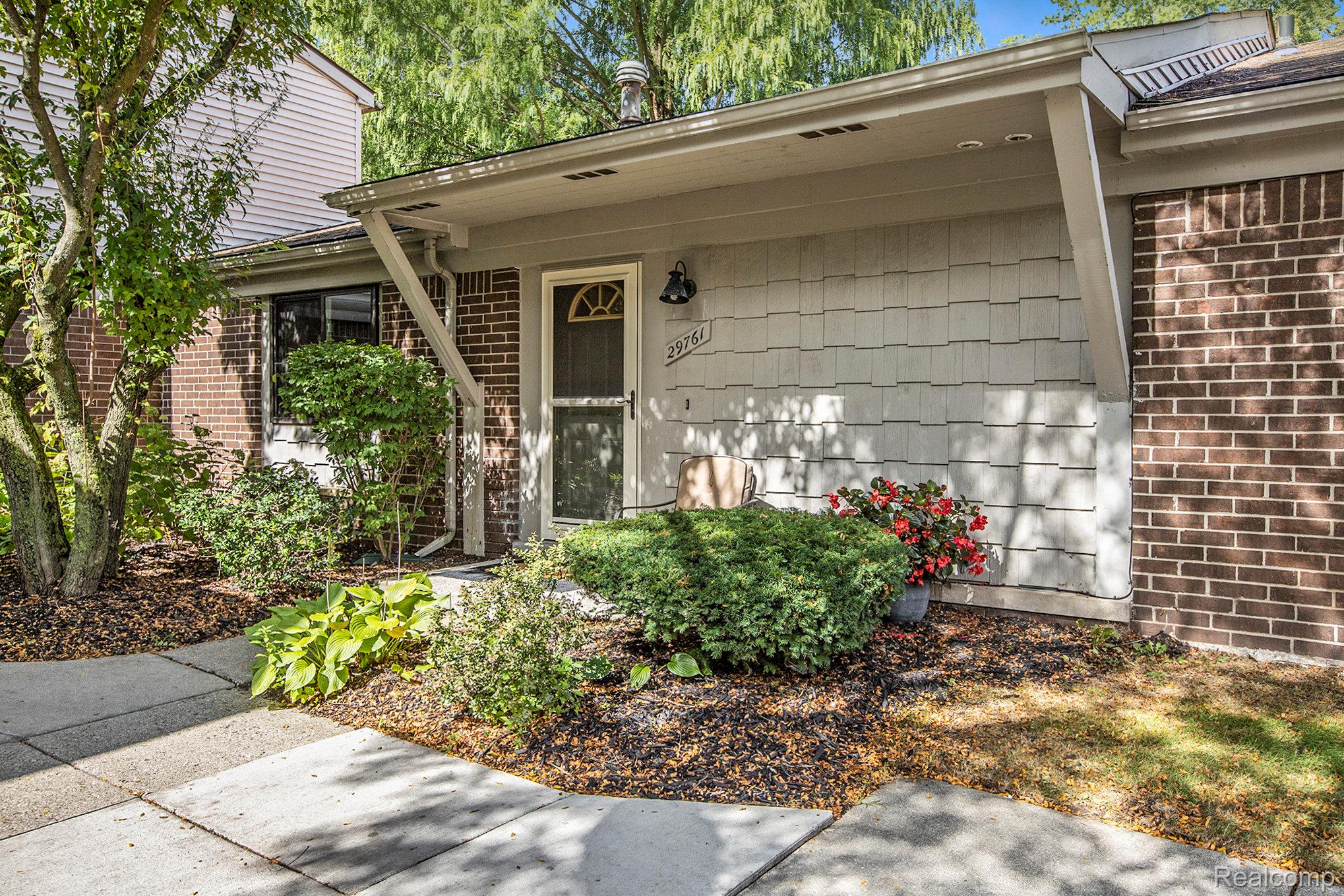 Southfield City, Michigan 48034, United States, 2 Bedrooms Bedrooms, ,2 BathroomsBathrooms,Residential,Pending,211075