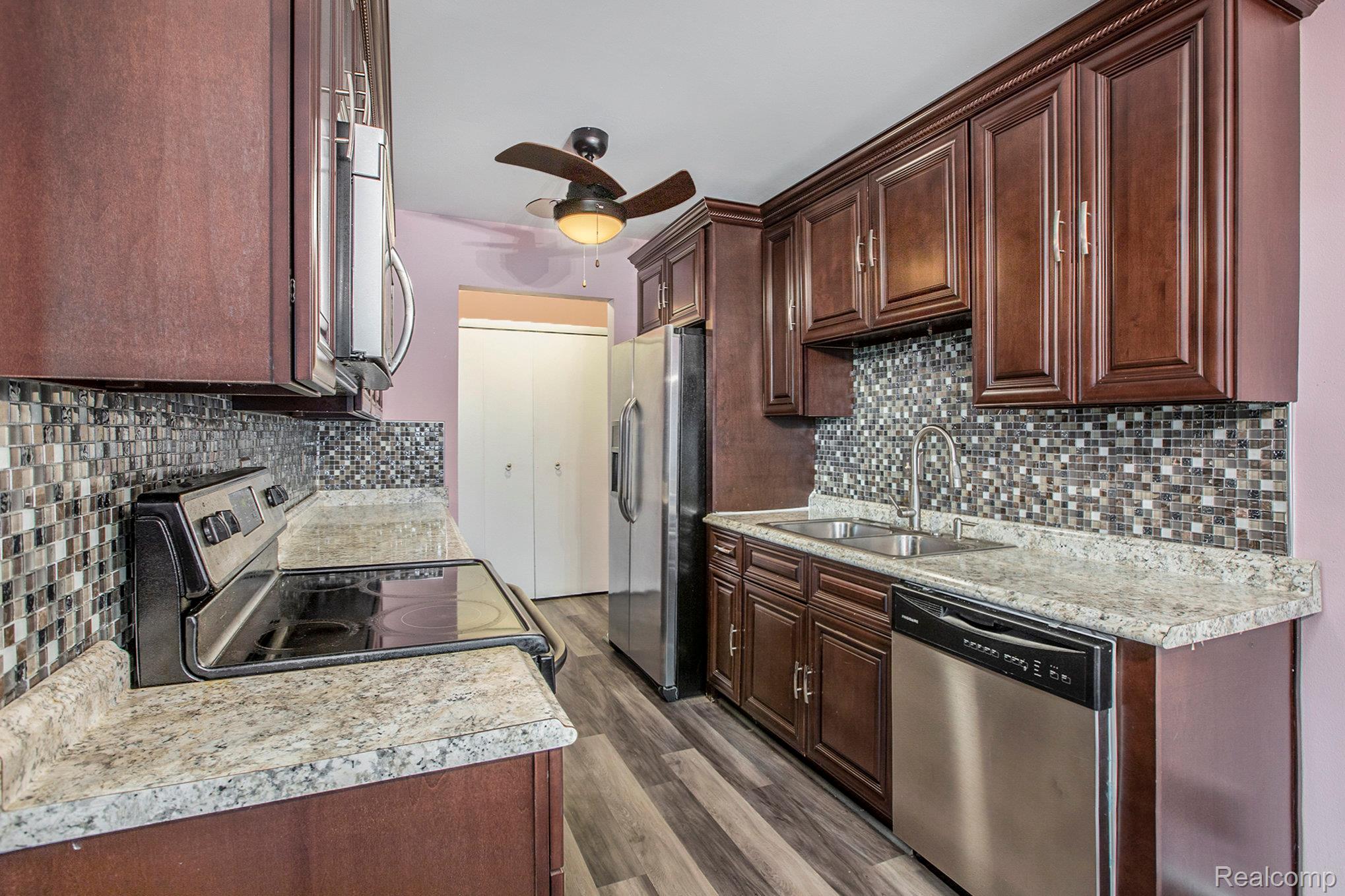 Southfield City, Michigan 48034, United States, 2 Bedrooms Bedrooms, ,2 BathroomsBathrooms,Residential,Pending,211075