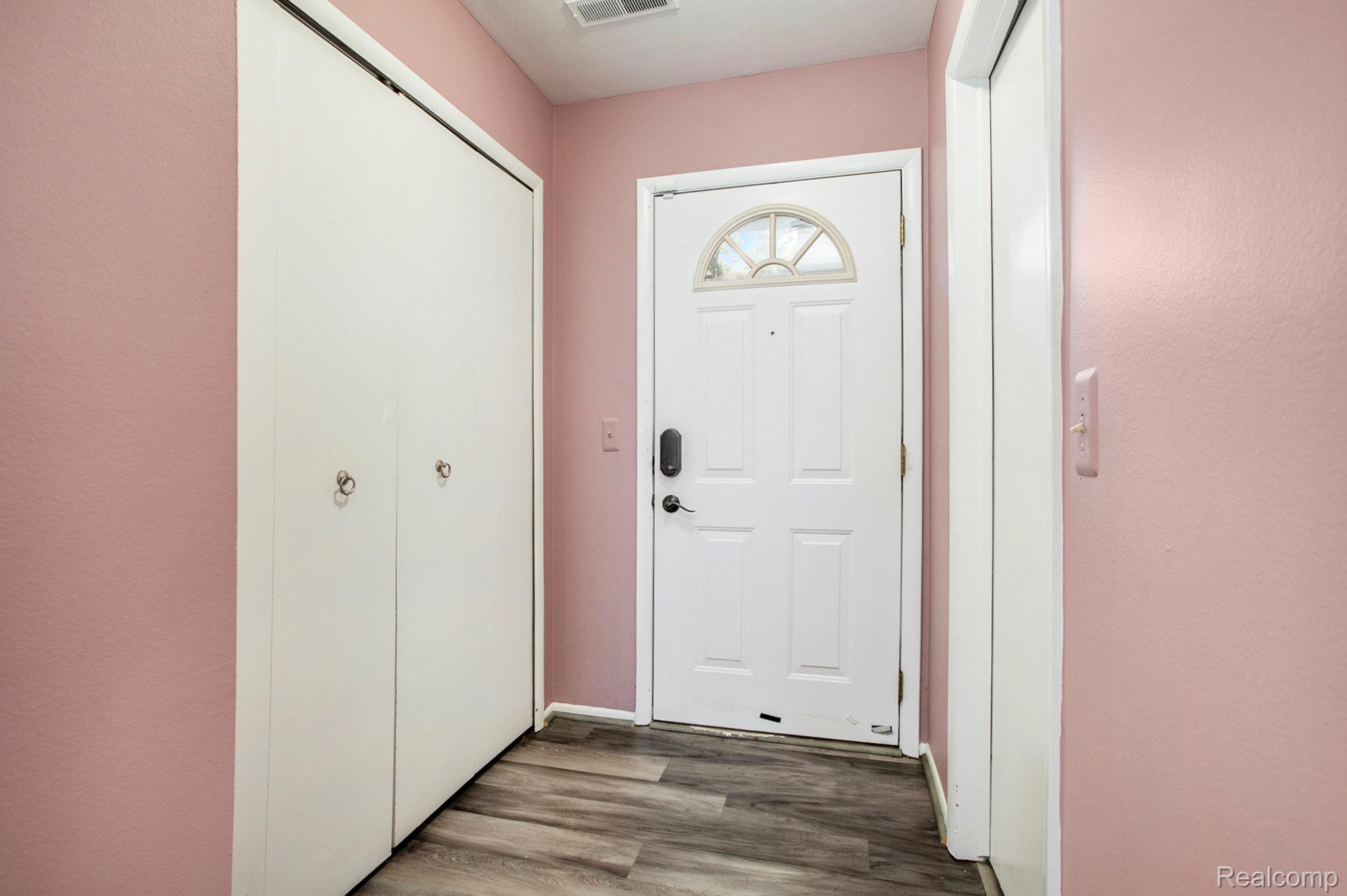 Southfield City, Michigan 48034, United States, 2 Bedrooms Bedrooms, ,2 BathroomsBathrooms,Residential,Pending,211075