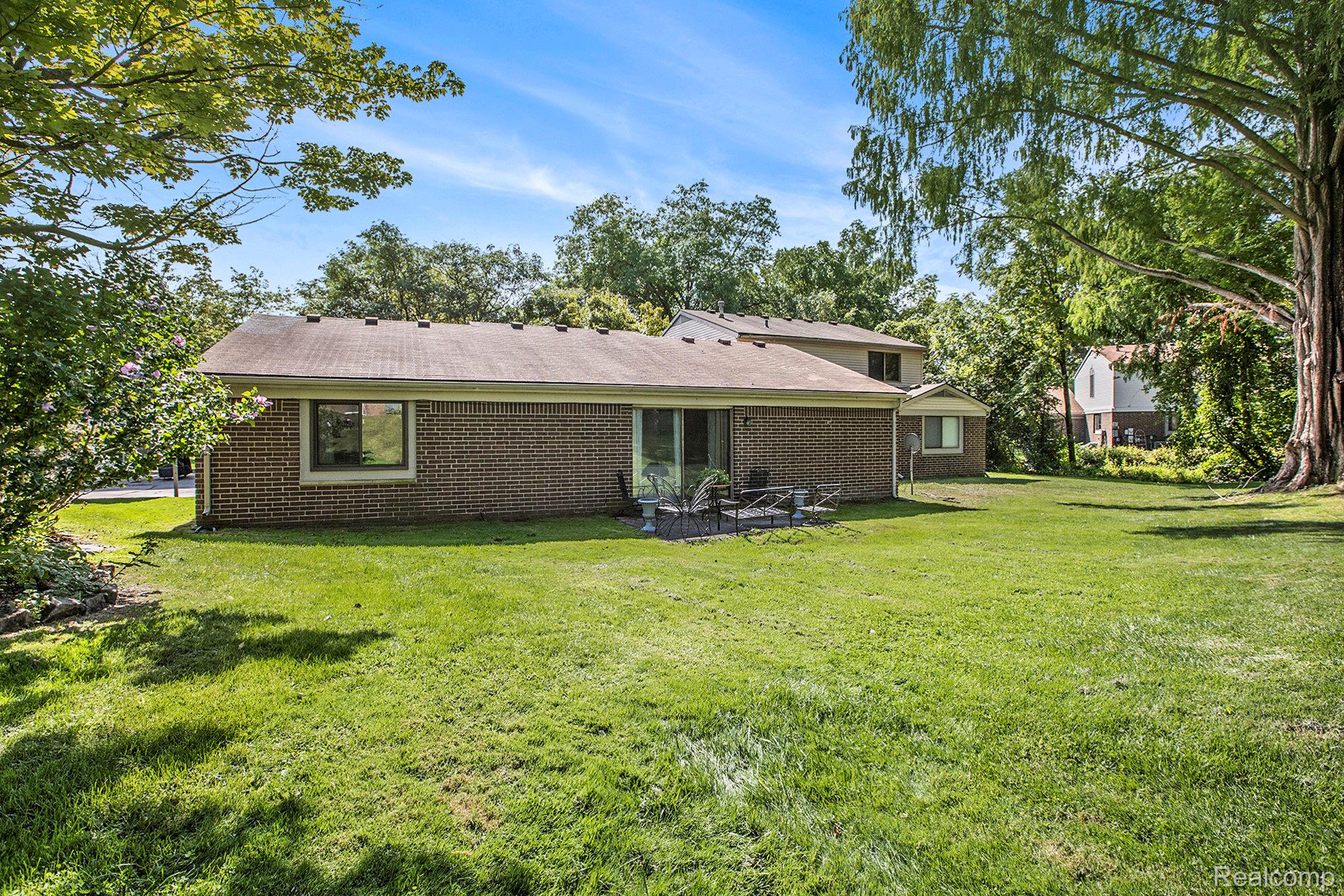 Southfield City, Michigan 48034, United States, 2 Bedrooms Bedrooms, ,2 BathroomsBathrooms,Residential,Pending,211075