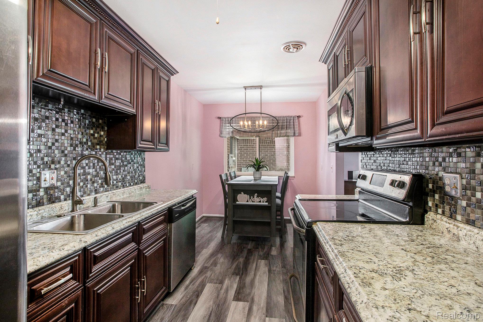 Southfield City, Michigan 48034, United States, 2 Bedrooms Bedrooms, ,2 BathroomsBathrooms,Residential,Pending,211075