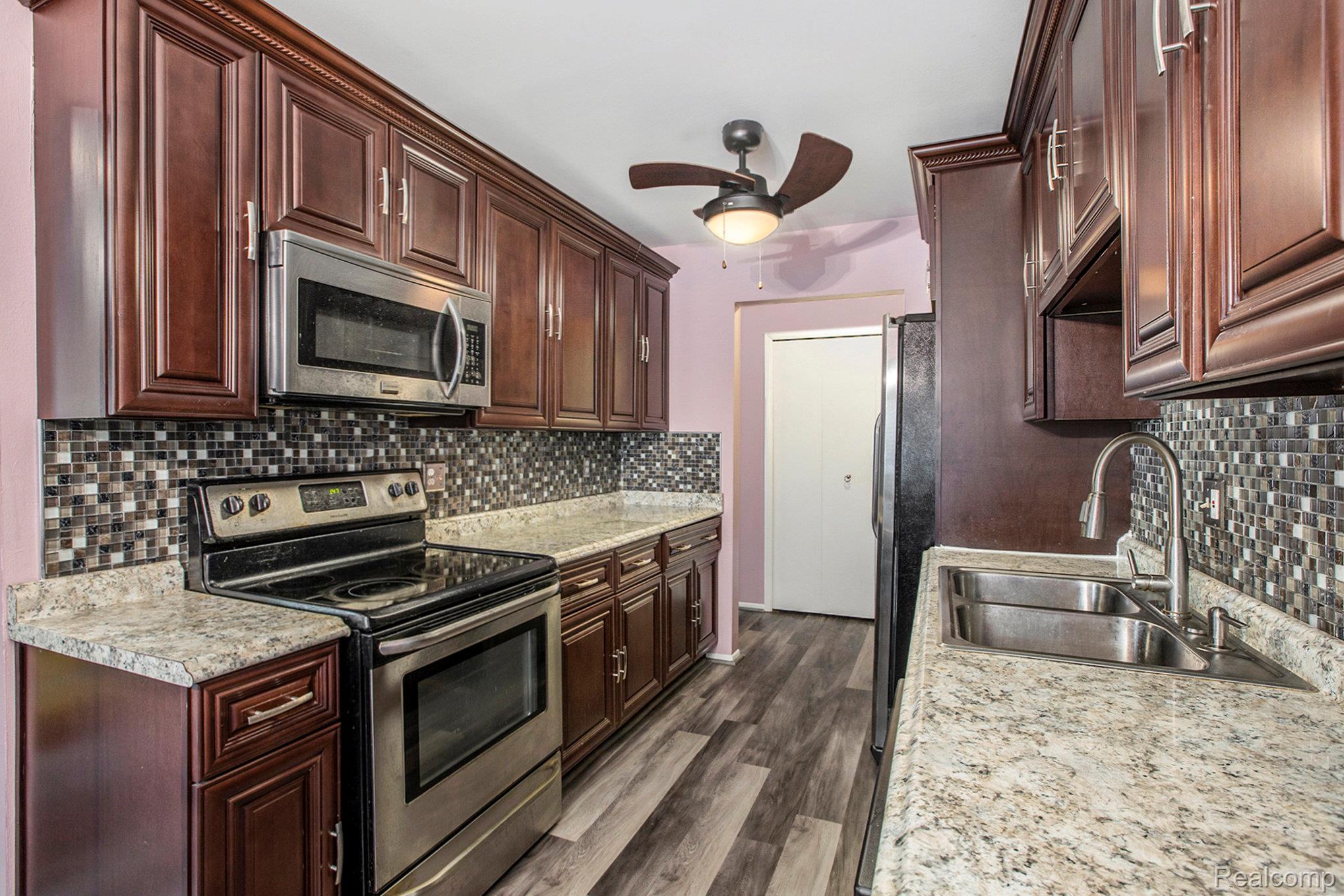 Southfield City, Michigan 48034, United States, 2 Bedrooms Bedrooms, ,2 BathroomsBathrooms,Residential,Pending,211075