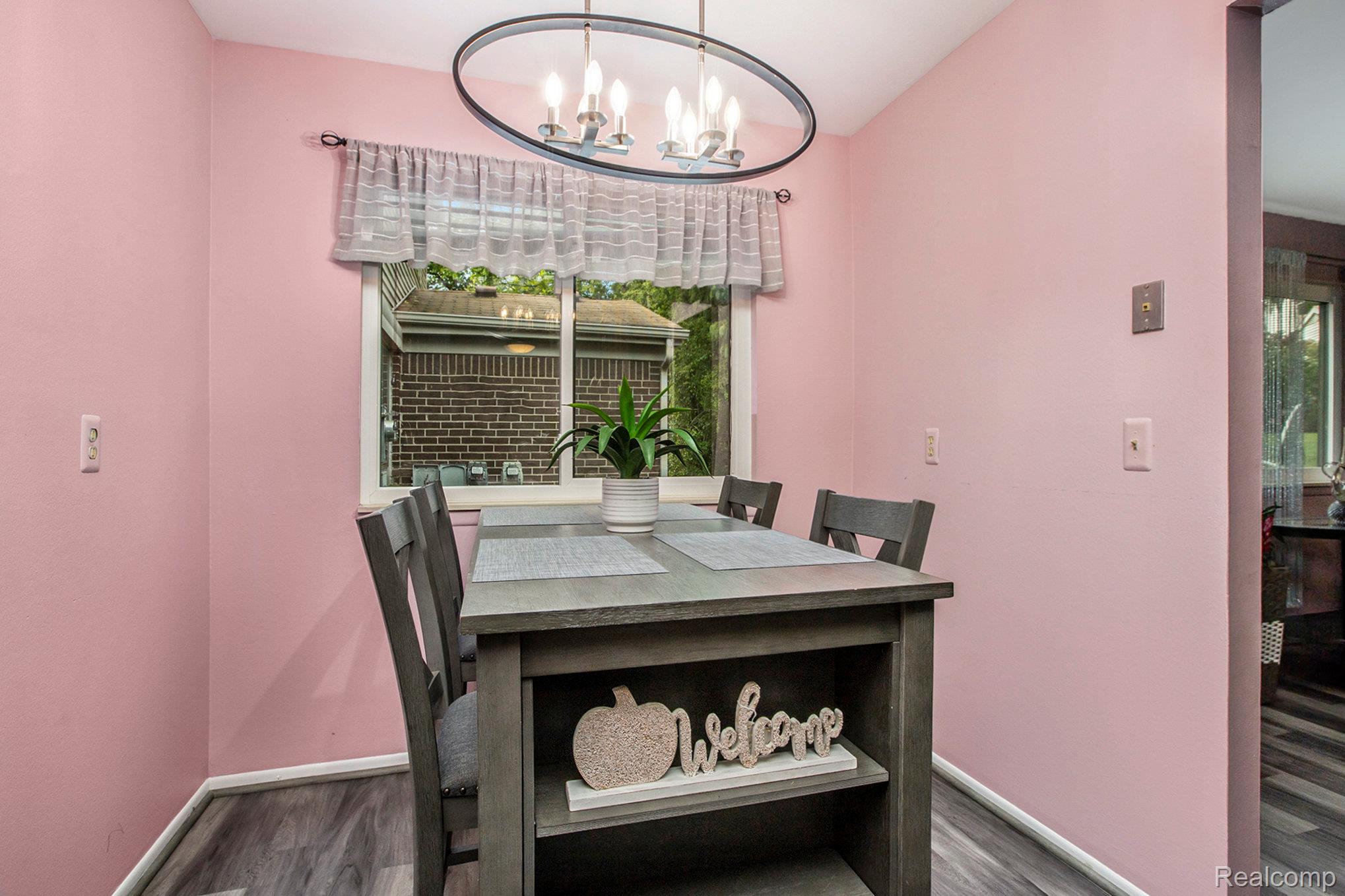 Southfield City, Michigan 48034, United States, 2 Bedrooms Bedrooms, ,2 BathroomsBathrooms,Residential,Pending,211075