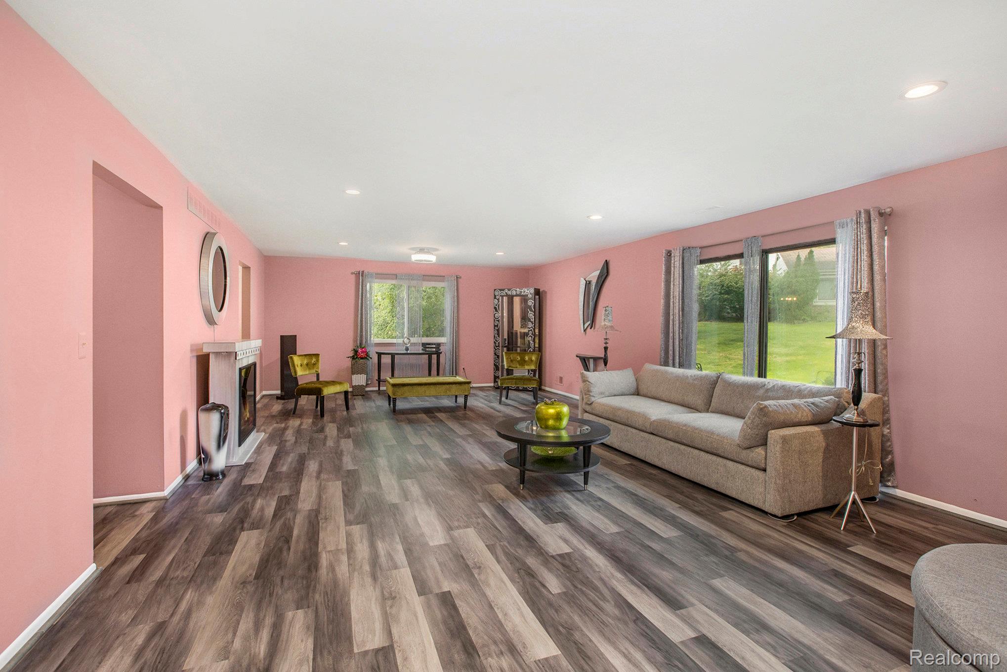 Southfield City, Michigan 48034, United States, 2 Bedrooms Bedrooms, ,2 BathroomsBathrooms,Residential,Pending,211075