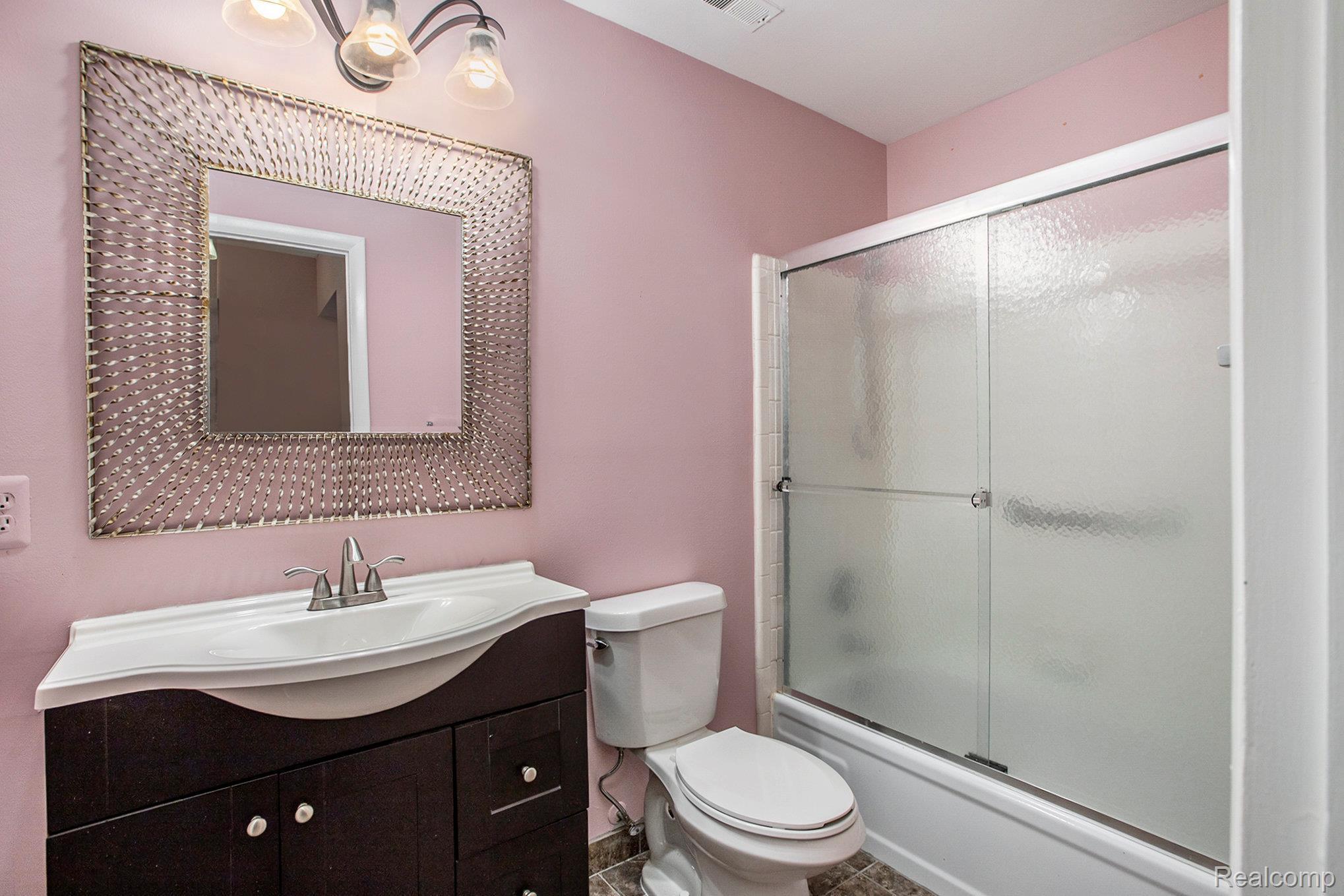 Southfield City, Michigan 48034, United States, 2 Bedrooms Bedrooms, ,2 BathroomsBathrooms,Residential,Pending,211075