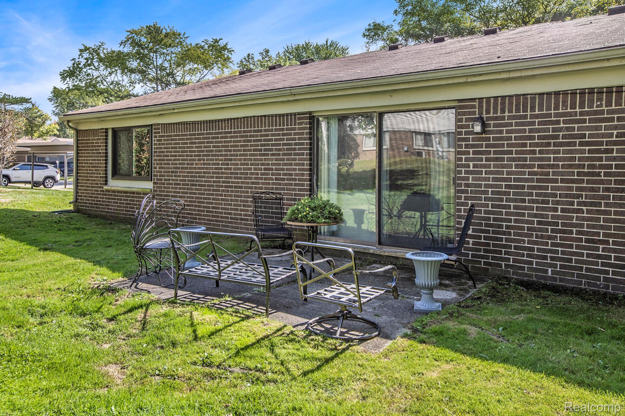 Southfield City, Michigan 48034, United States, 2 Bedrooms Bedrooms, ,2 BathroomsBathrooms,Residential,Pending,211075