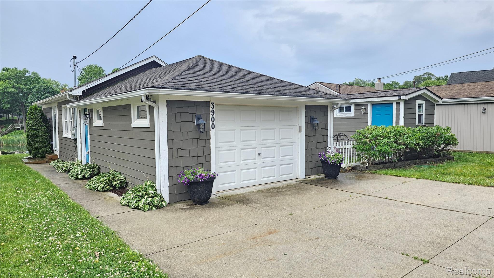 3900 Hillcrest