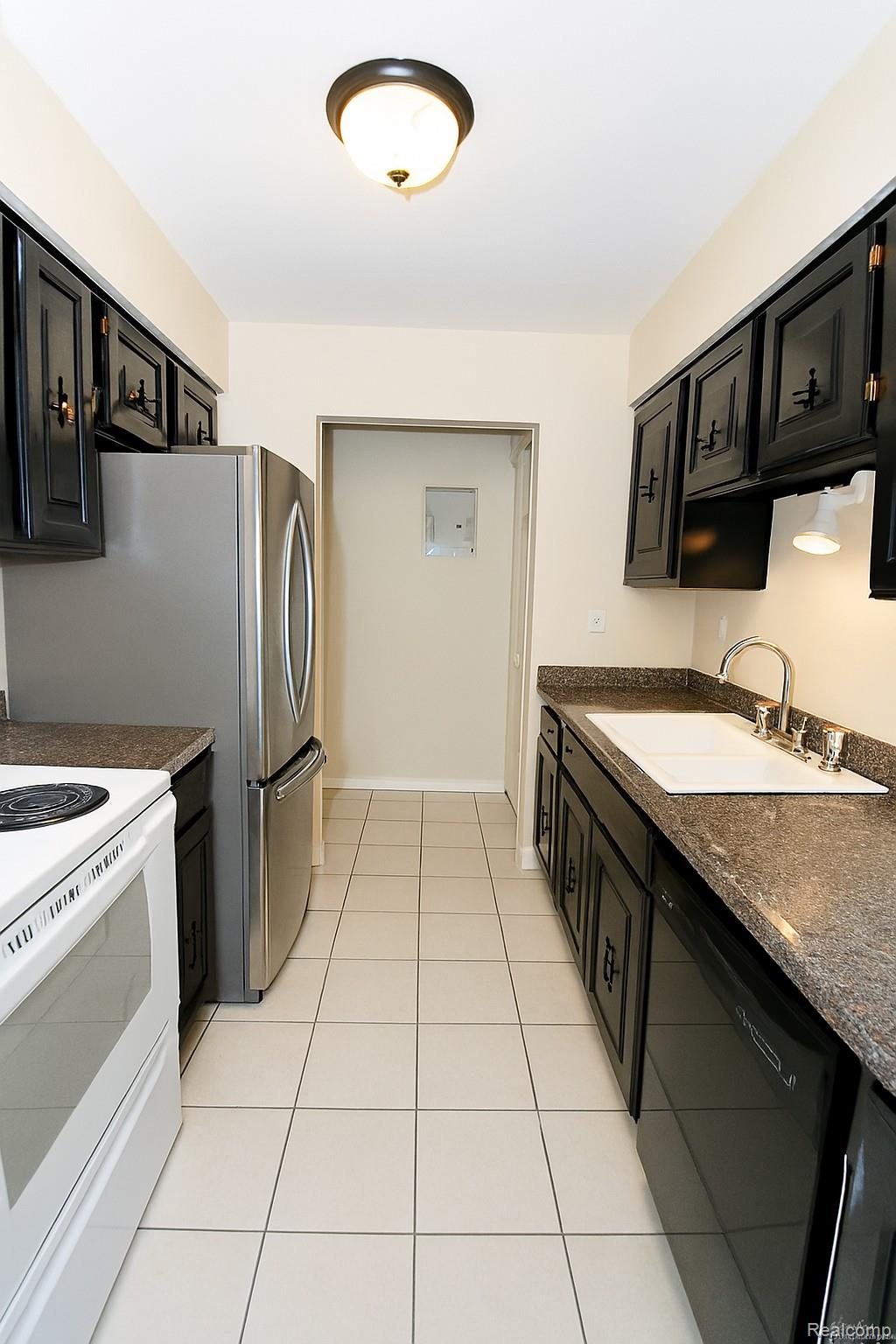 St Clair Shores, Michigan 48080, United States, 2 Bedrooms Bedrooms, ,2 BathroomsBathrooms,Residential,Active,244749