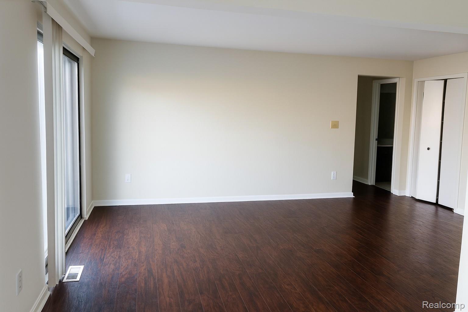 St Clair Shores, Michigan 48080, United States, 2 Bedrooms Bedrooms, ,2 BathroomsBathrooms,Residential,Active,244749