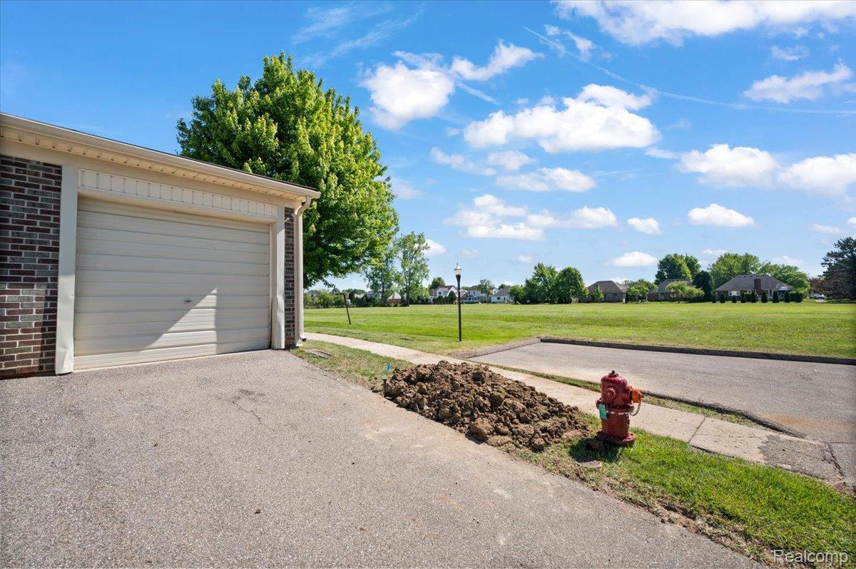 2824 Roundtree Drive