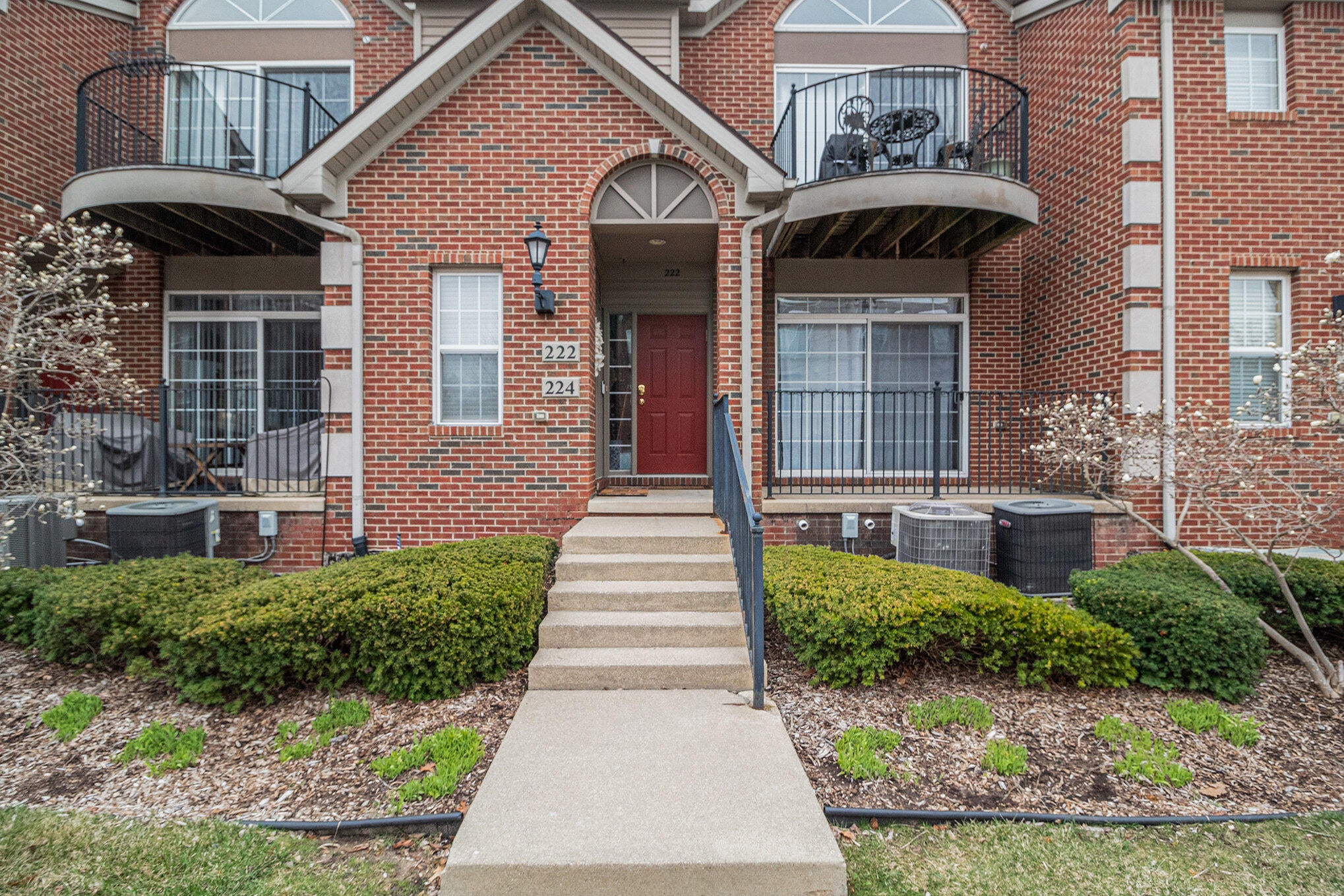 222 W Oakbrook Drive