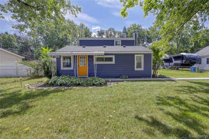 349 W Beechdale Street Commerce Charter Township MI 48382