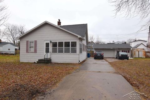 Photo of 1106 Lewis Street, Bay City City, MI 48706 (MLS # 61050200216)