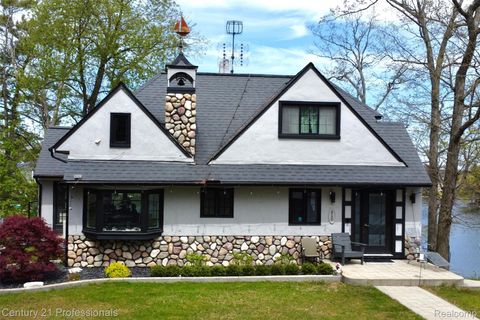 Photo of 910 W Pine Tree Road W, Lake Orion Village, MI 48362 (MLS # 20251061923)