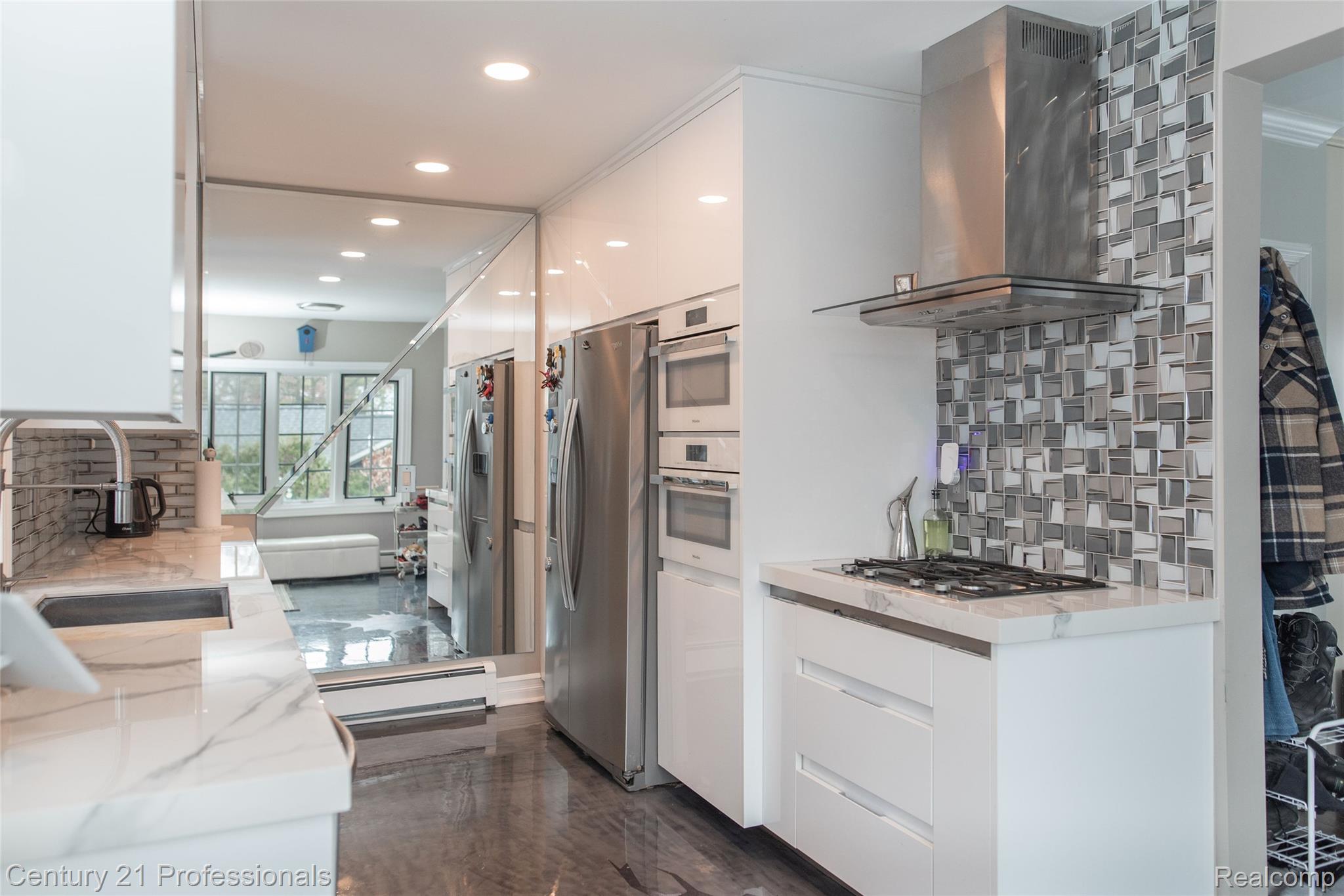 910 W Pine Tree Road W