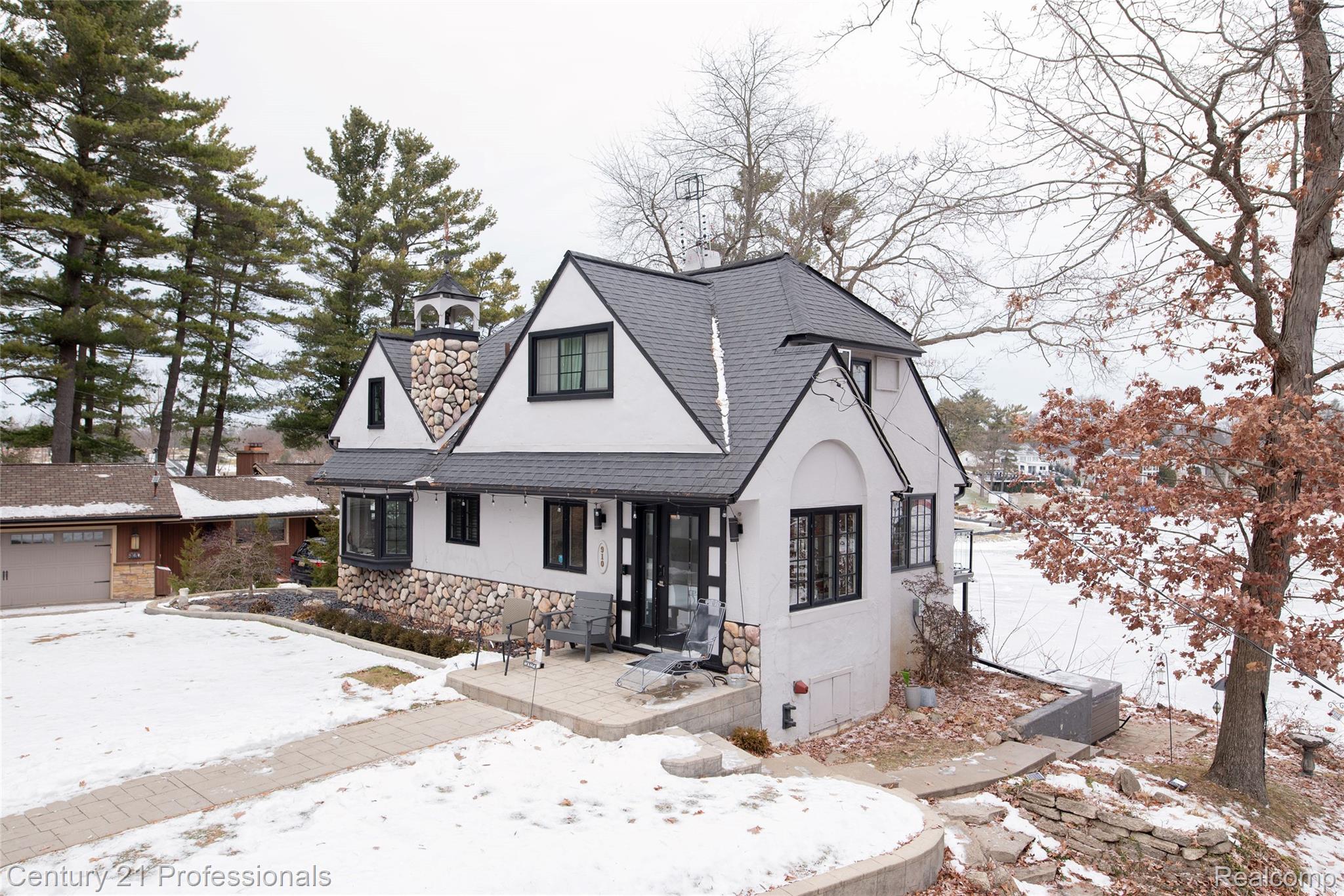 910 W Pine Tree Road W