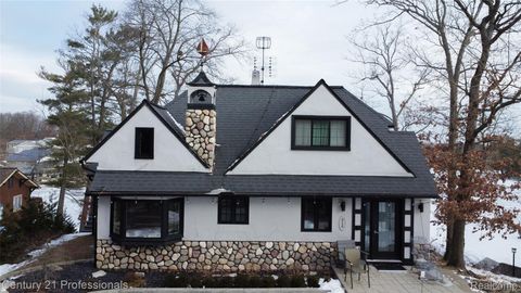 Photo of 910 W Pine Tree Road W, Lake Orion Village, MI 48362 (MLS # 20251061923)