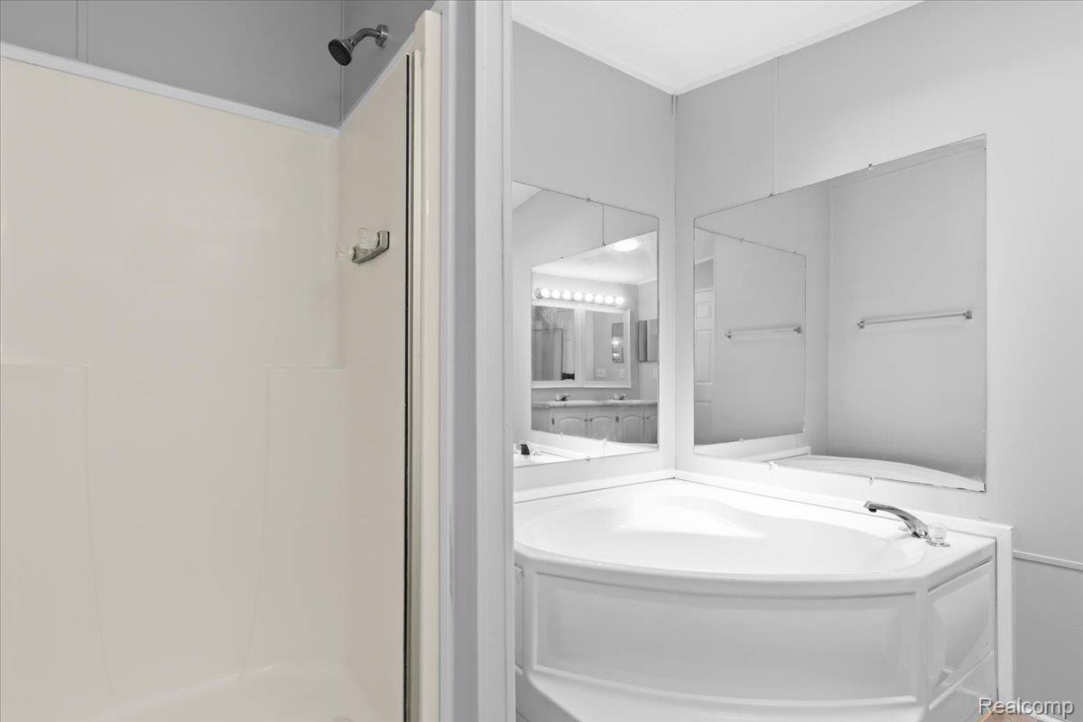 Orion Charter Township, Michigan 48359, United States, 3 Bedrooms Bedrooms, ,2 BathroomsBathrooms,Residential,Active,179188