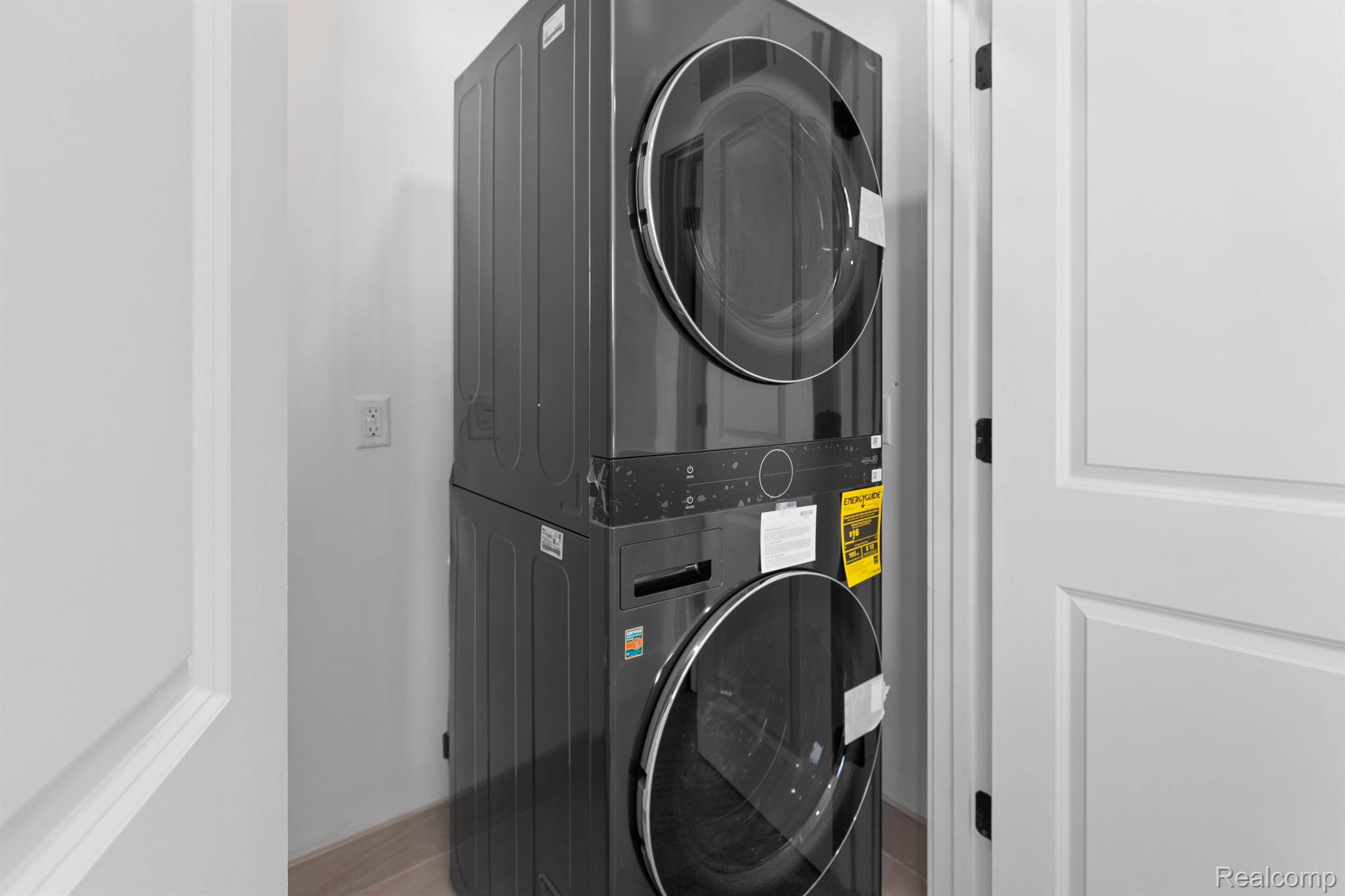 Detroit City Wayne, Michigan 48206, United States, 2 Bedrooms Bedrooms, ,3 BathroomsBathrooms,Residential,Active,103733