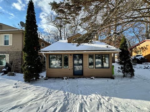 Photo of 3584 Ashview Street, West Bloomfield Charter Township, MI 48324 (MLS # 20261005781)