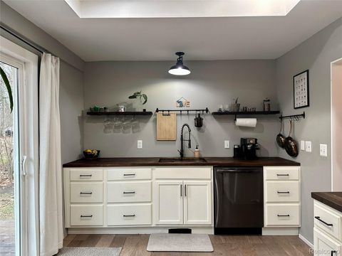 Tiny photo for 3584 Ashview Street, West Bloomfield Charter Township, MI 48324 (MLS # 20261005781)