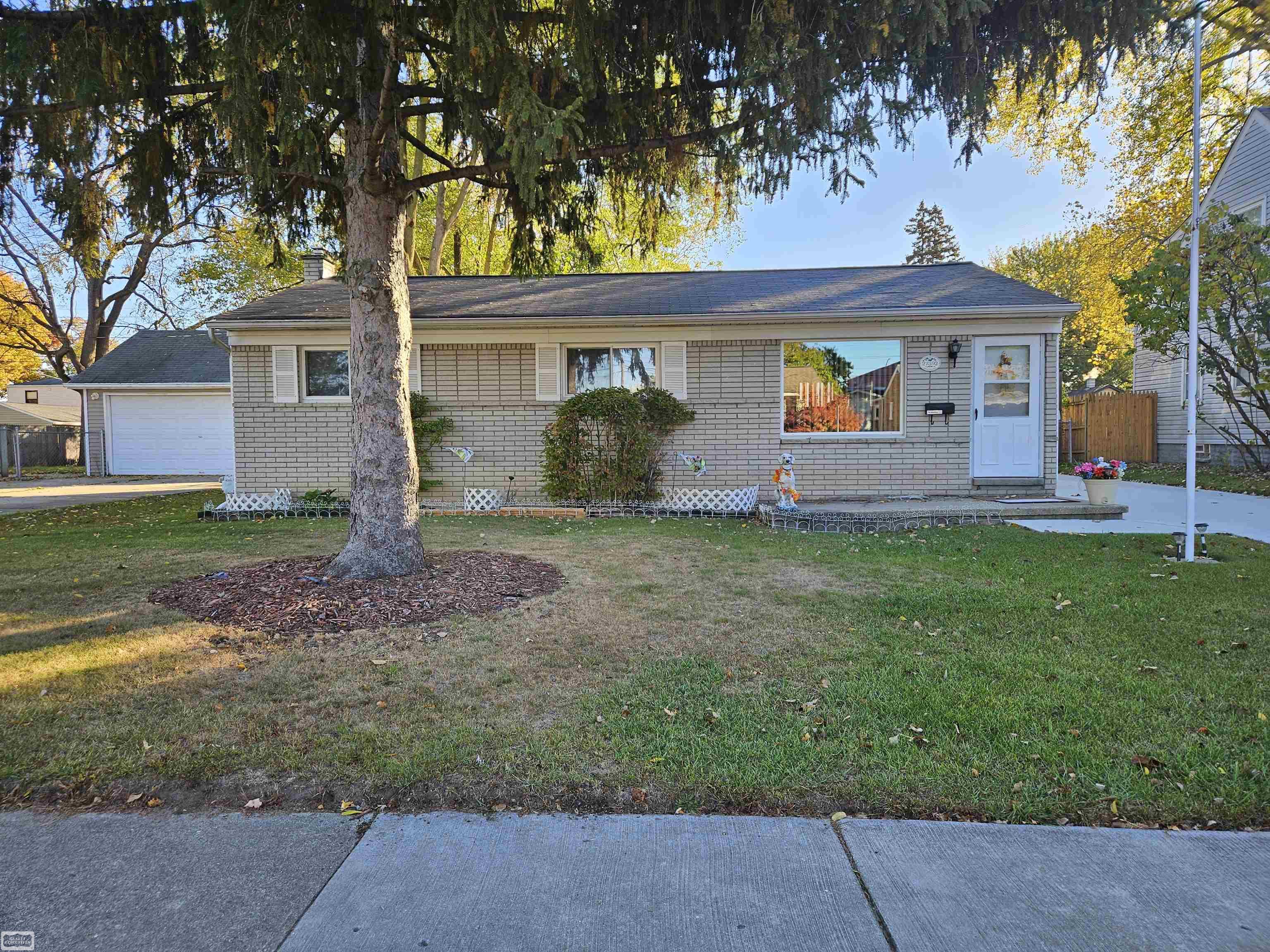 27392 Groveland Street