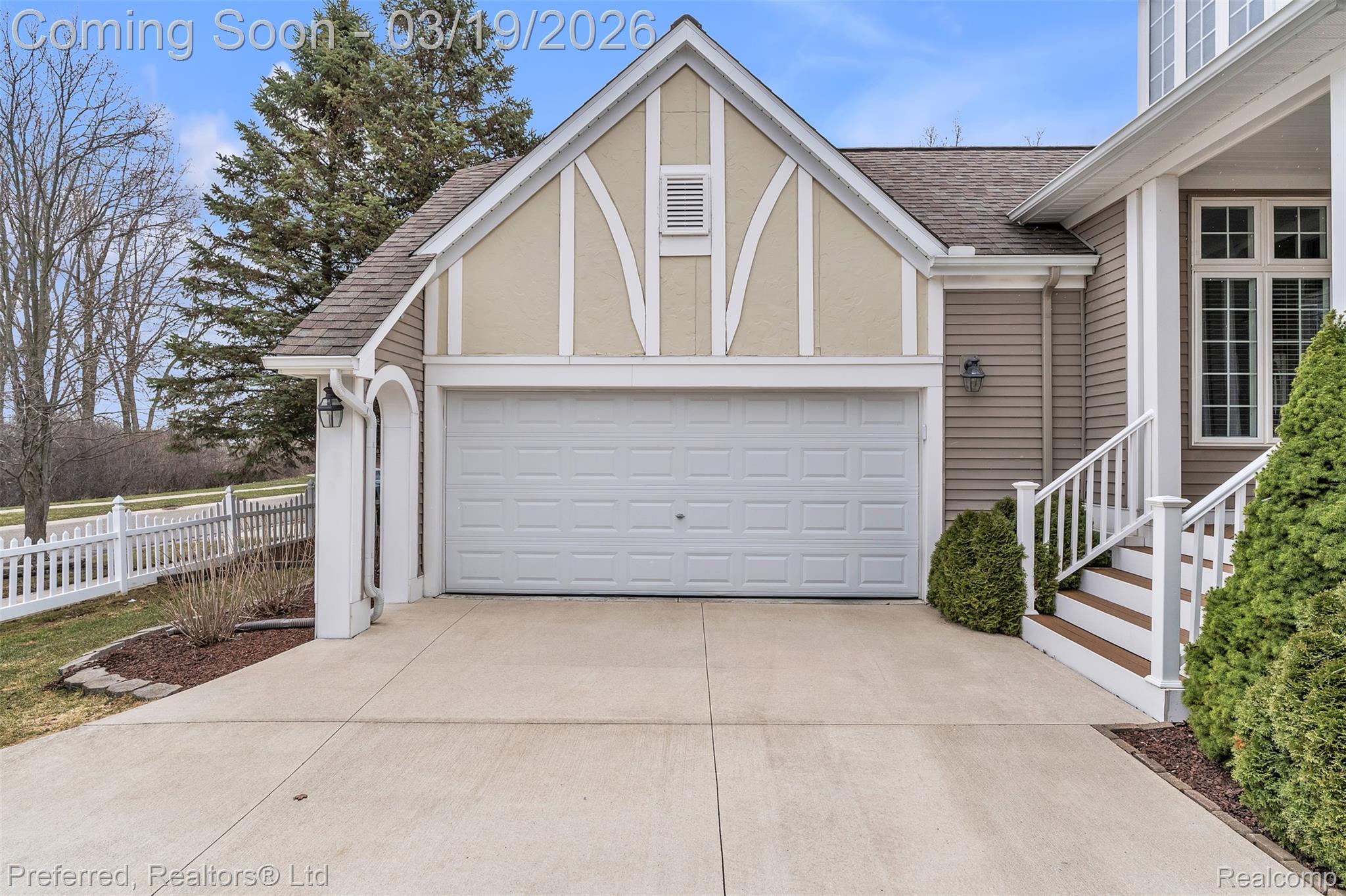 985 Watersedge Court