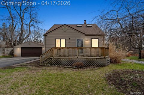 1655 Petrolia West Bloomfield Charter Township MI 48324