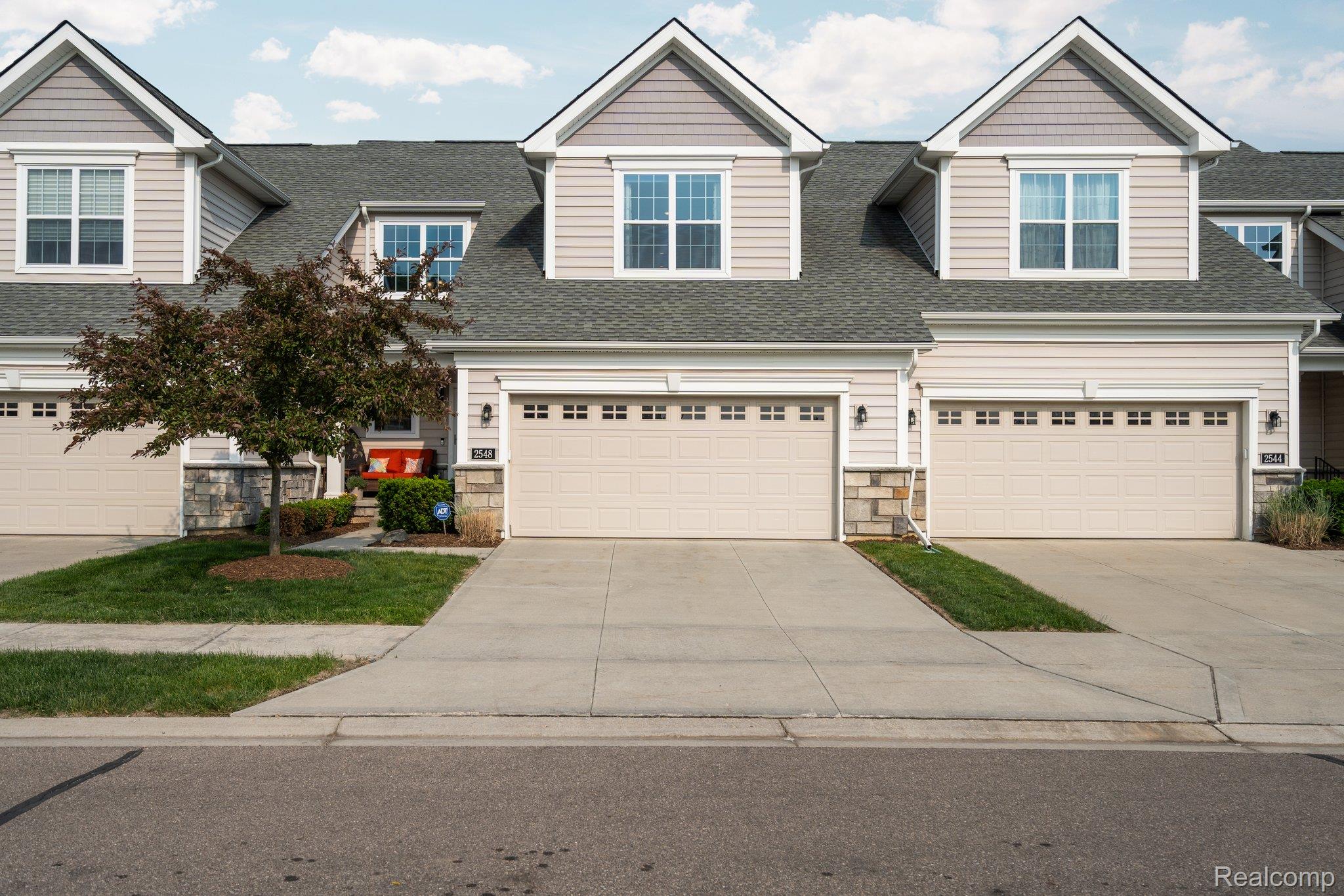 2548 Oxford Circle