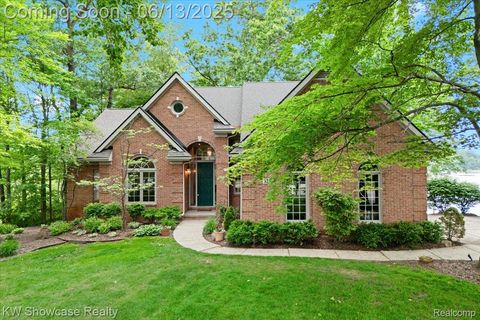 3241 GOVERNORS Lane Commerce Charter Township MI 48390