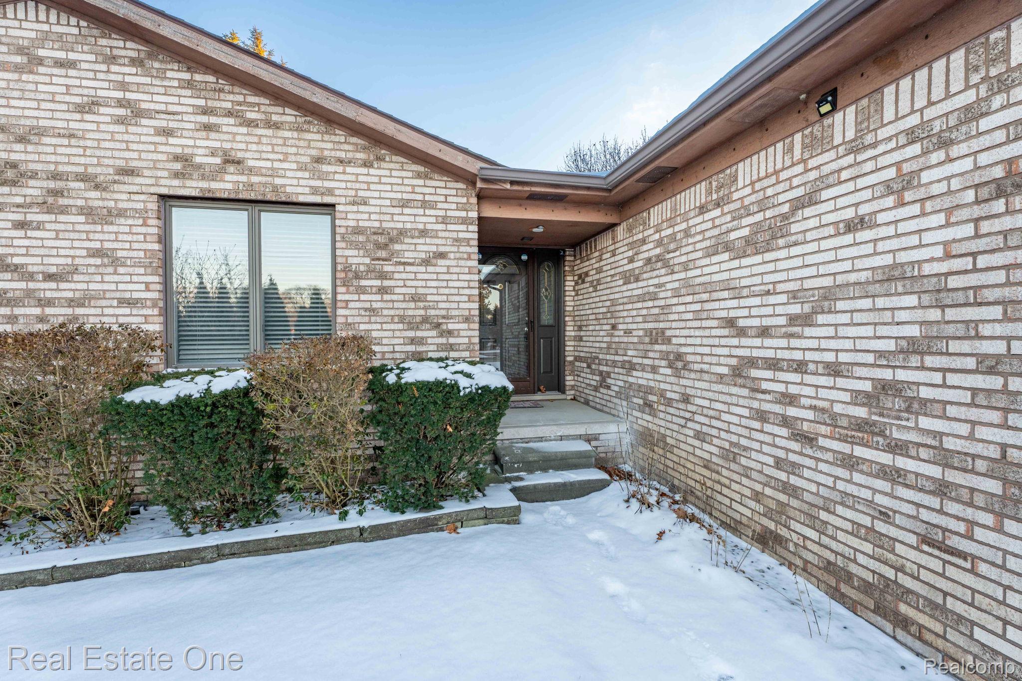 194 E Long Lake Road