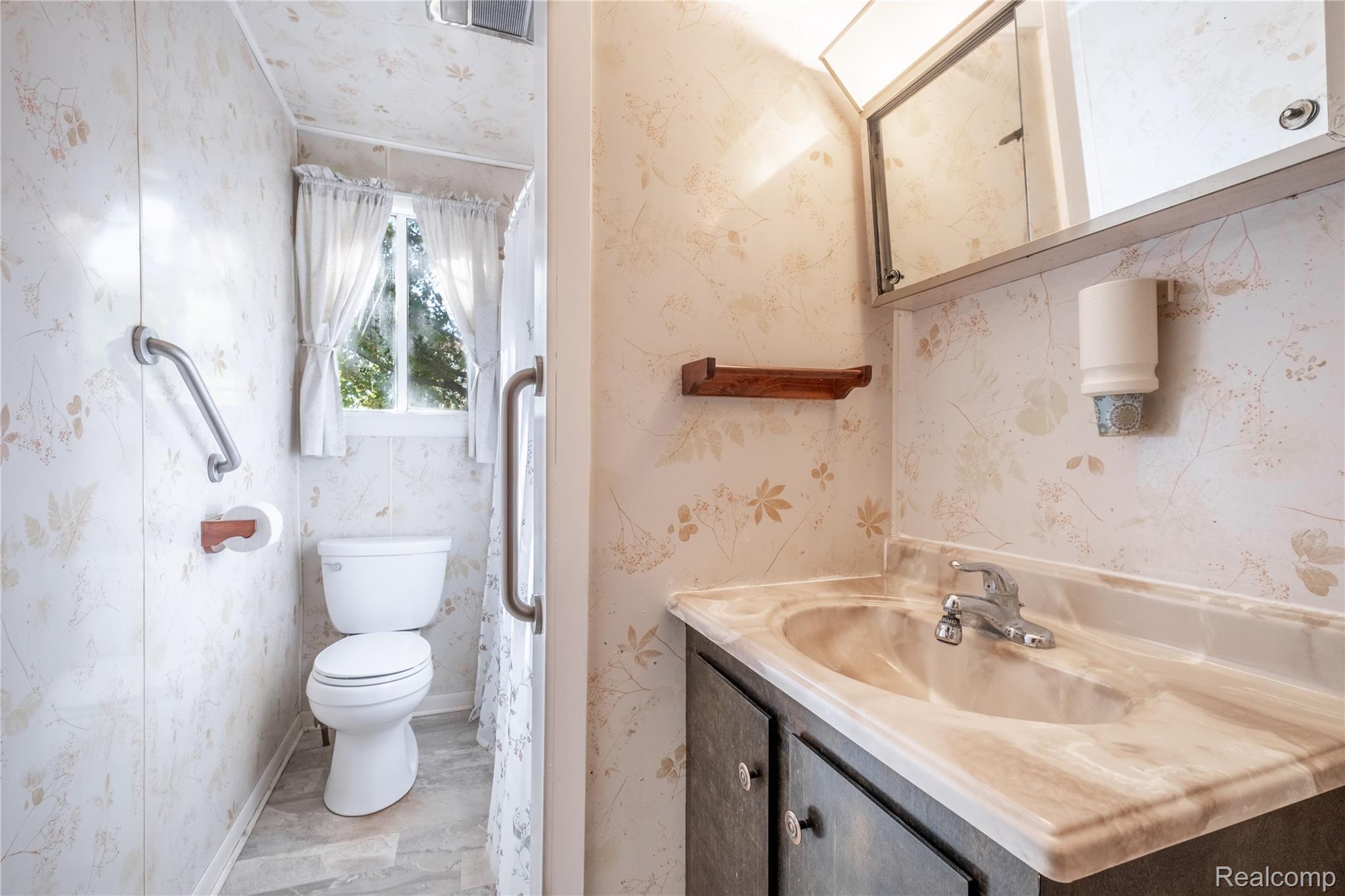 Holly Village, Michigan 48442, United States, 3 Bedrooms Bedrooms, ,1 BathroomBathrooms,Residential,Active,232877