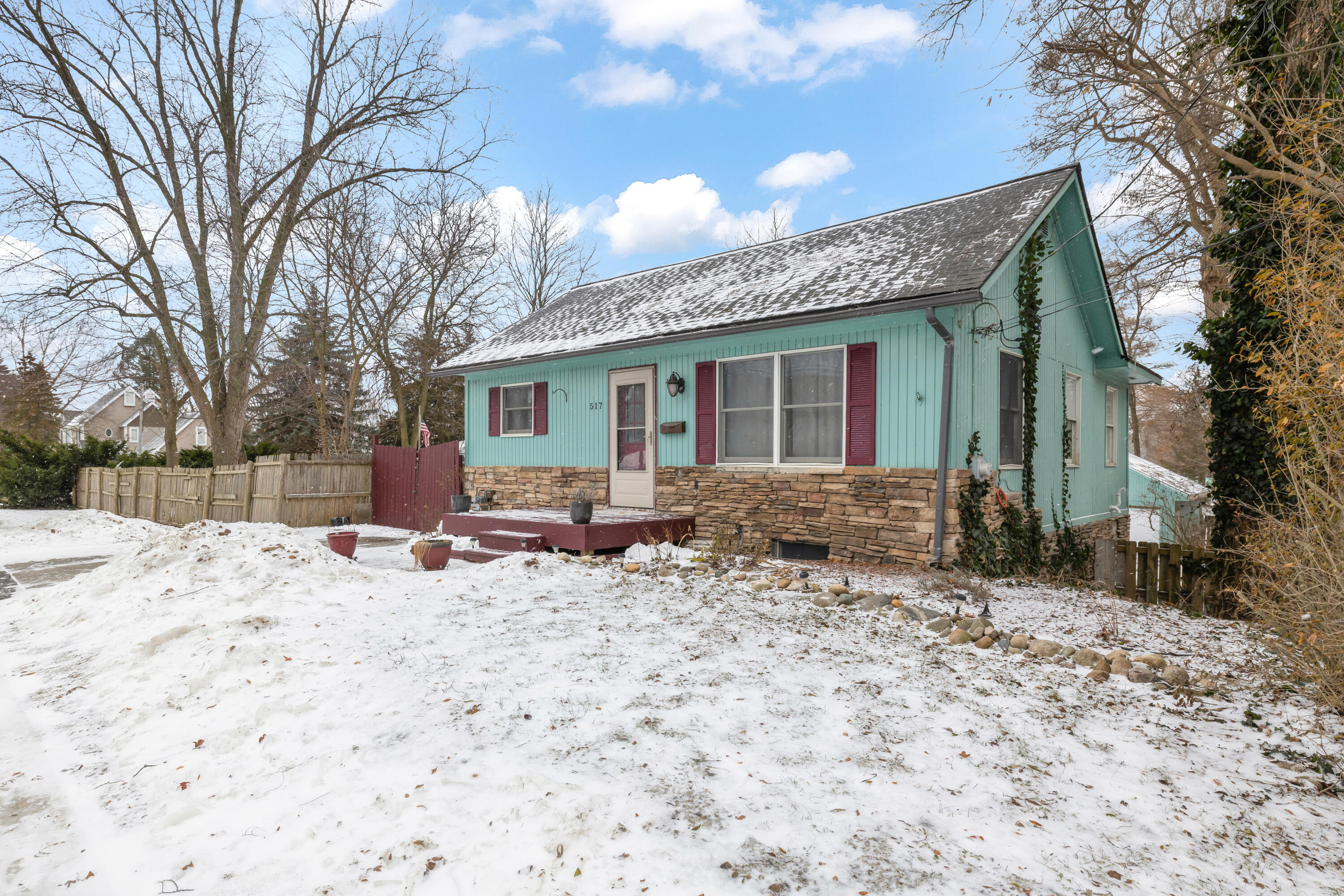 517 W Commerce Street