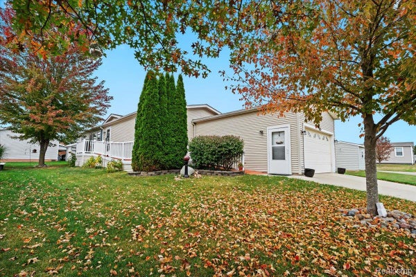 11092 INDIANWOOD CT, SOUTH LYON, MI 48178 - Image f04259a95bdccb226d36617353ce59df/4103167548